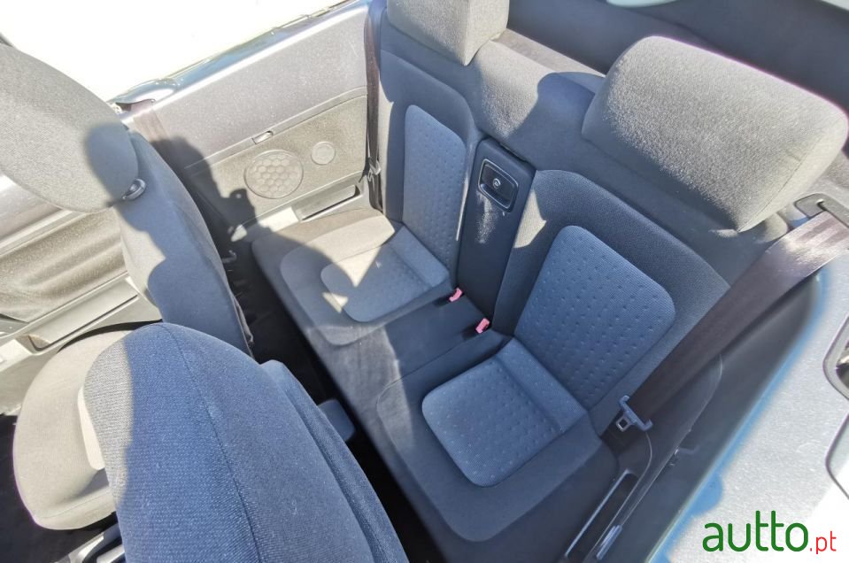 2007' Volkswagen New Beetle photo #6