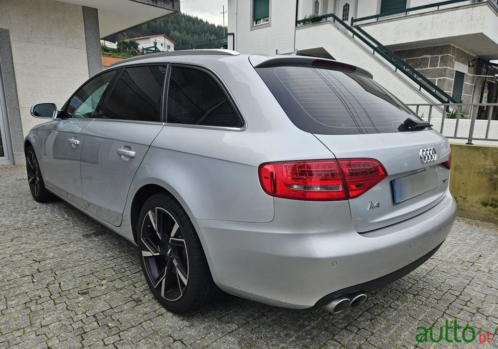 2011' Audi A4 Avant photo #2