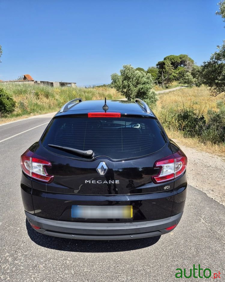 2011' Renault Megane Sport Tourer photo #2