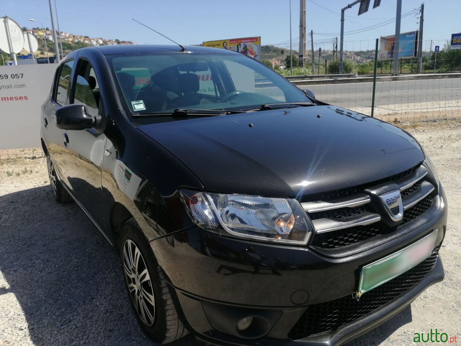 2013' Dacia Sandero photo #2