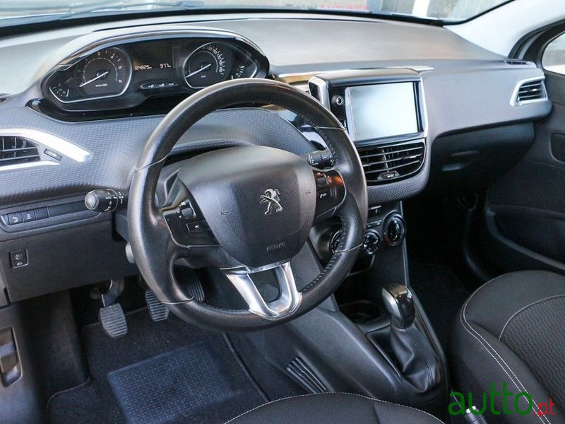 2016' Peugeot 208 1.6 Bluehdi Style photo #2