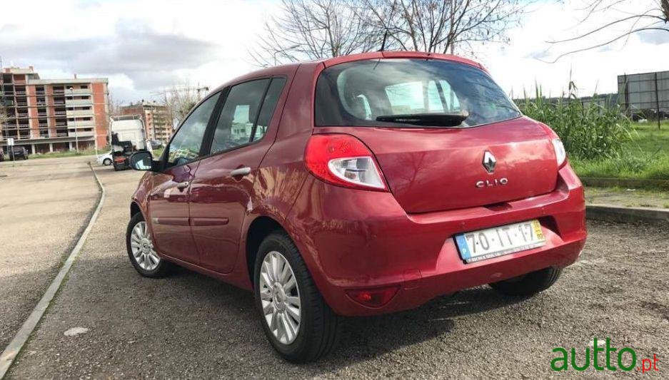 2010' Renault Clio photo #2