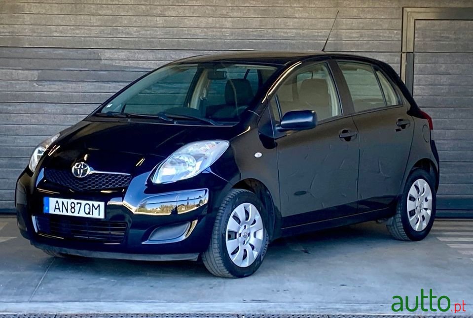 2010' Toyota Yaris photo #1