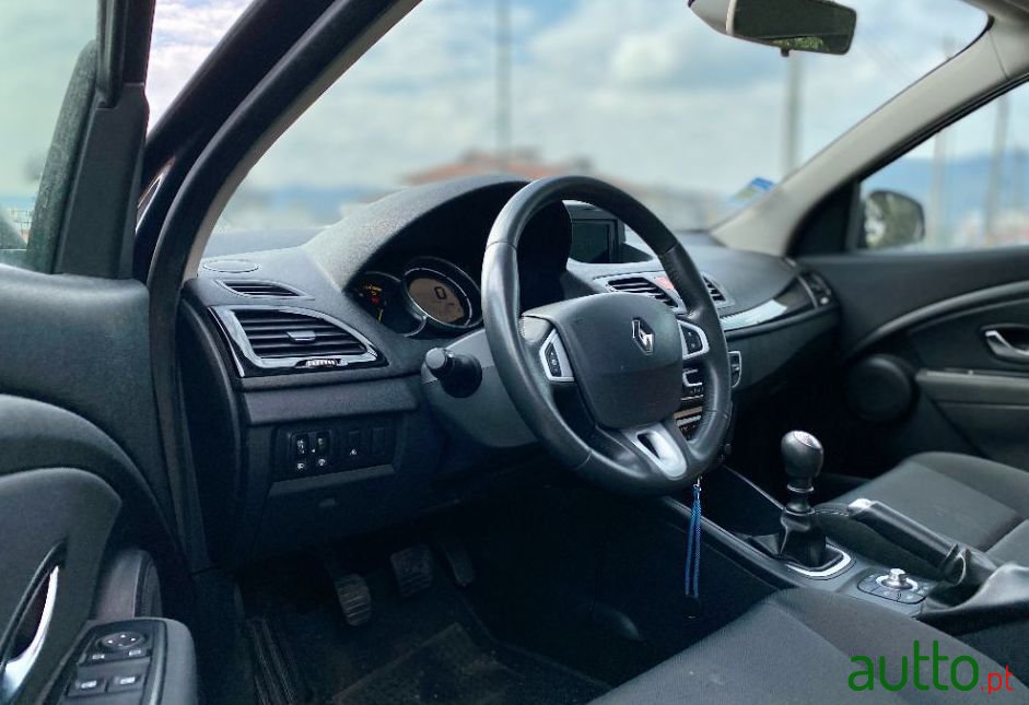 2011' Renault Megane Sport Tourer photo #4