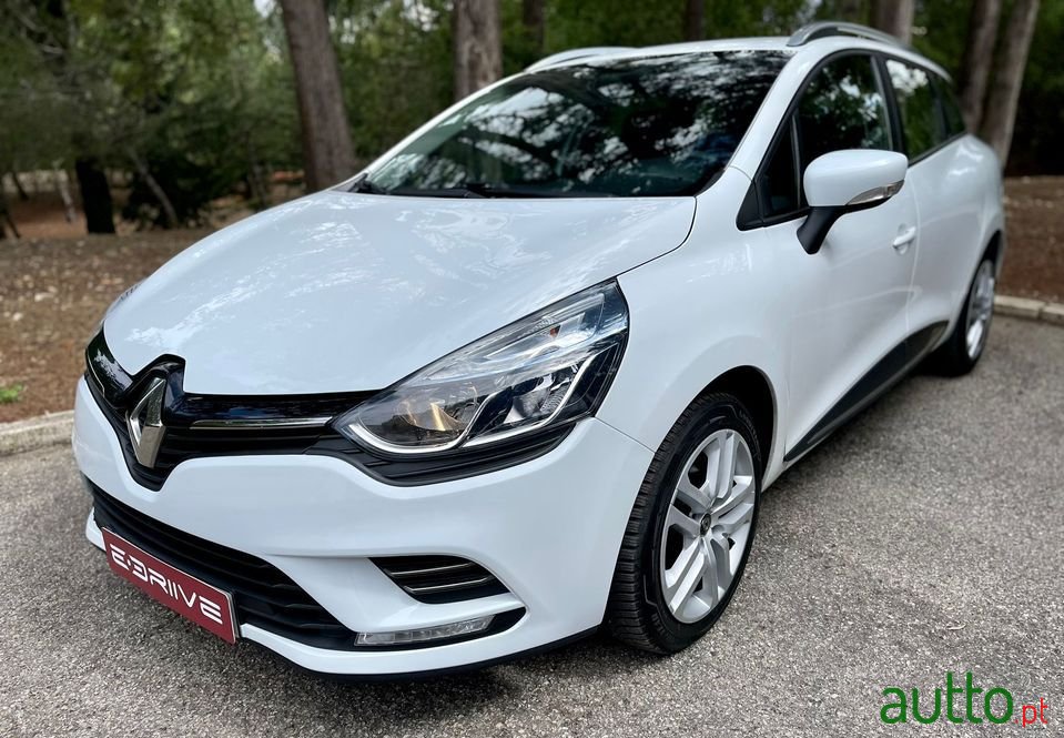 2017' Renault Clio Sport Tourer photo #4