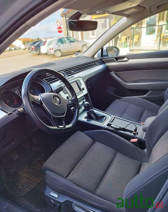 2015' Volkswagen Passat photo #3