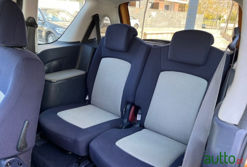 2009' Peugeot 1007 photo #6