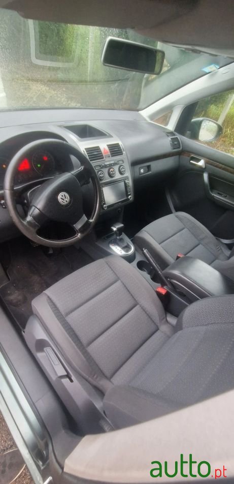 2010' Volkswagen Touran photo #2