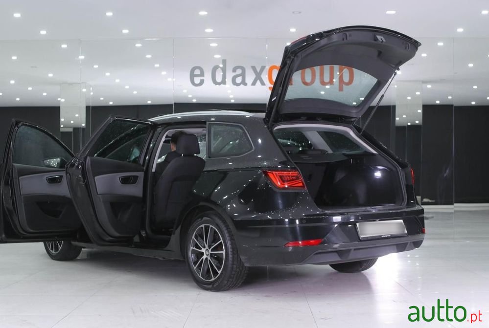 2019' SEAT Leon St photo #5