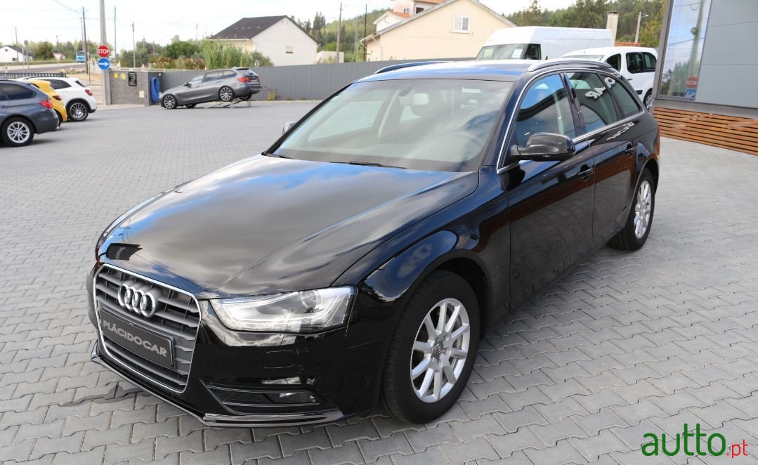 2013' Audi A4 Avant photo #2