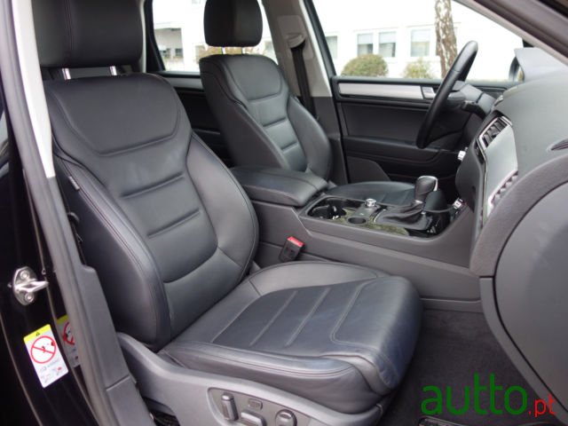 2014' Volkswagen Touareg photo #3