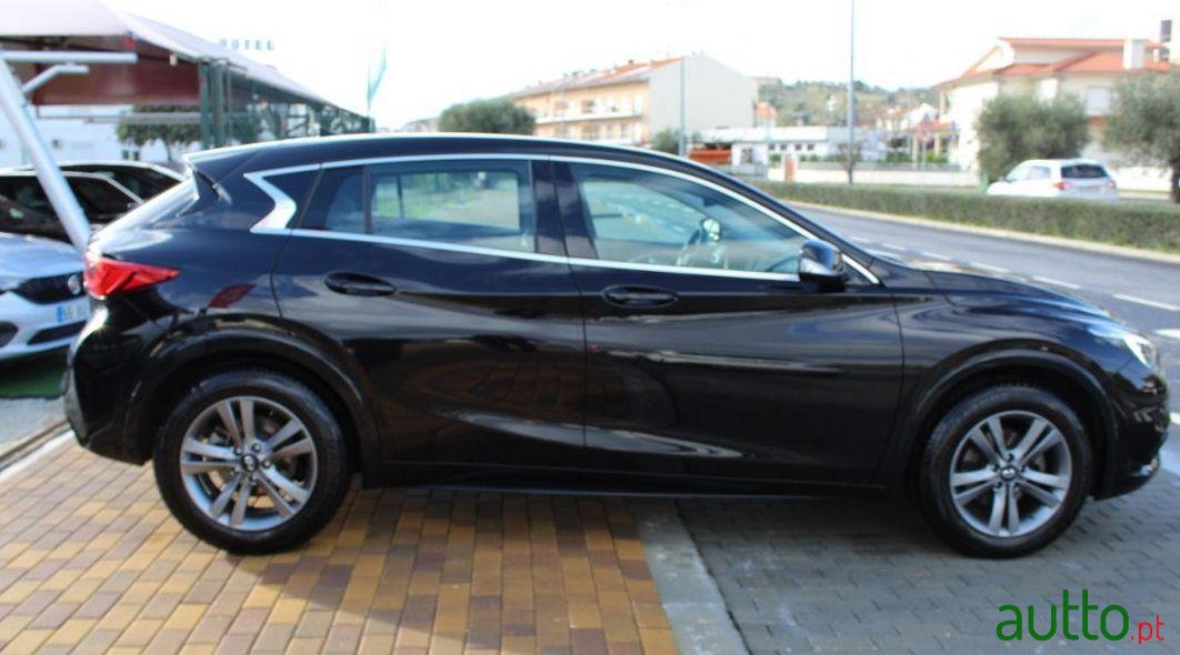 2017' Infiniti Q30 photo #2