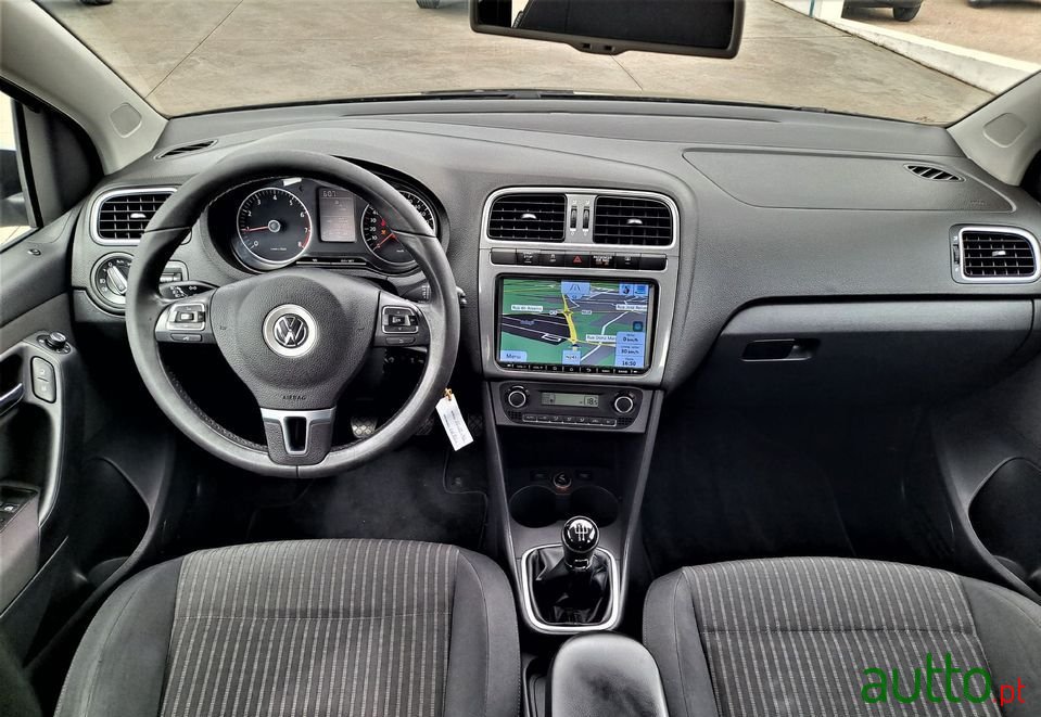 2010' Volkswagen Polo photo #2