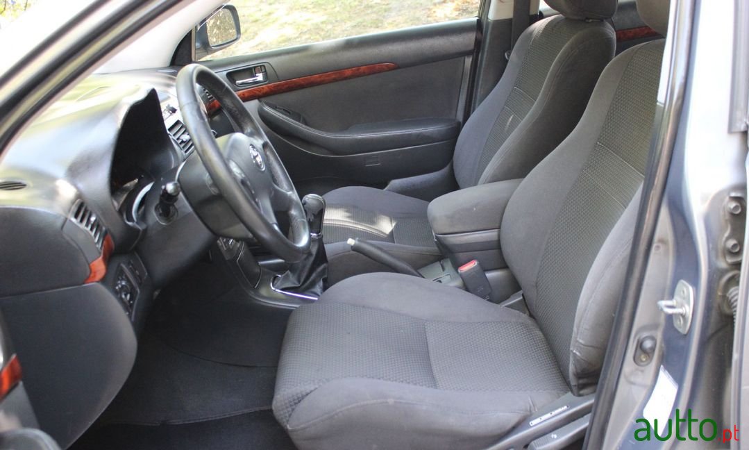2003' Toyota Avensis photo #4