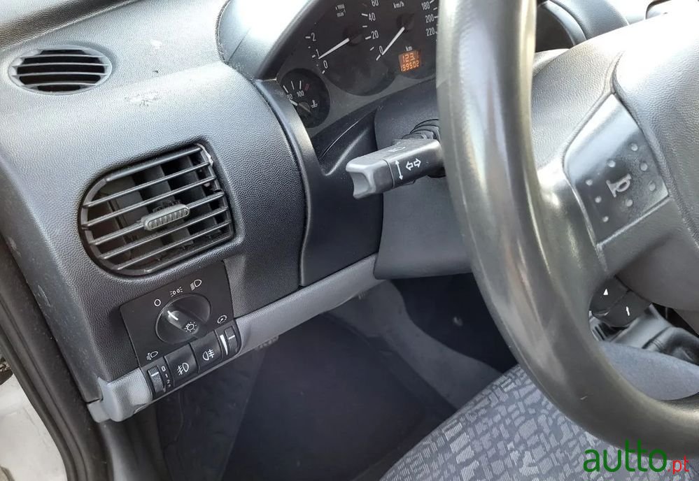 2002' Opel Corsa 1.2 16V Confort photo #6