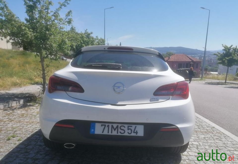 2011' Opel Astra Gtc photo #1