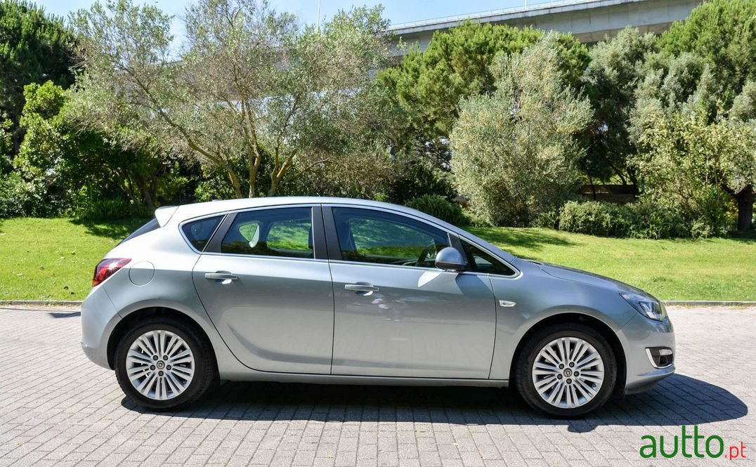 2016' Opel Astra photo #3