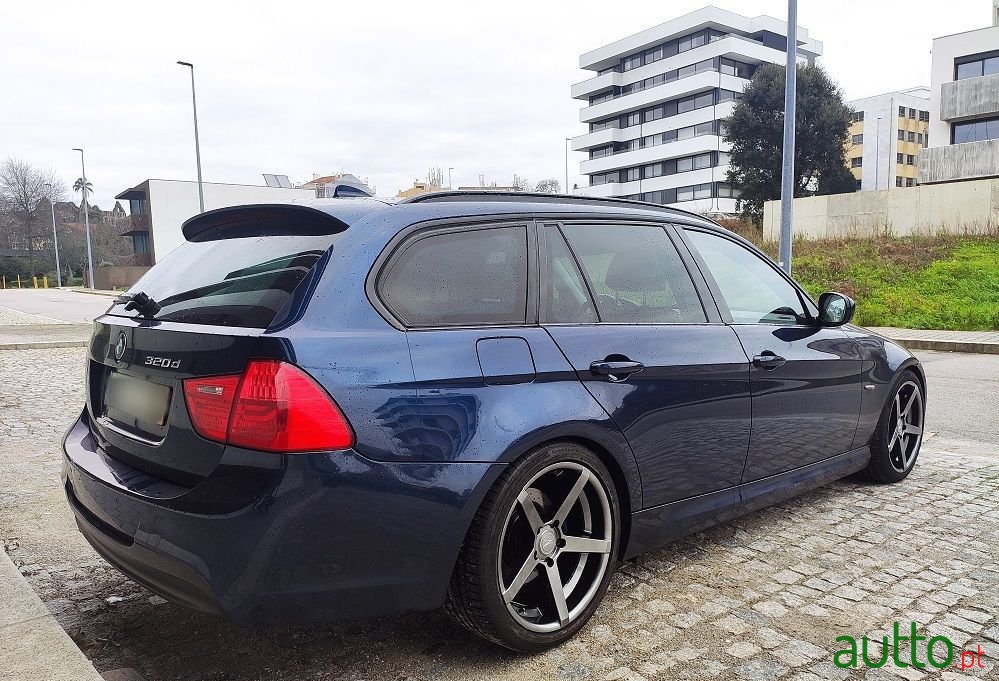 2010' BMW 320 D Touring Auto photo #2