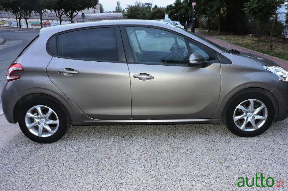 2012' Peugeot 208 1.2 Vti Active photo #1