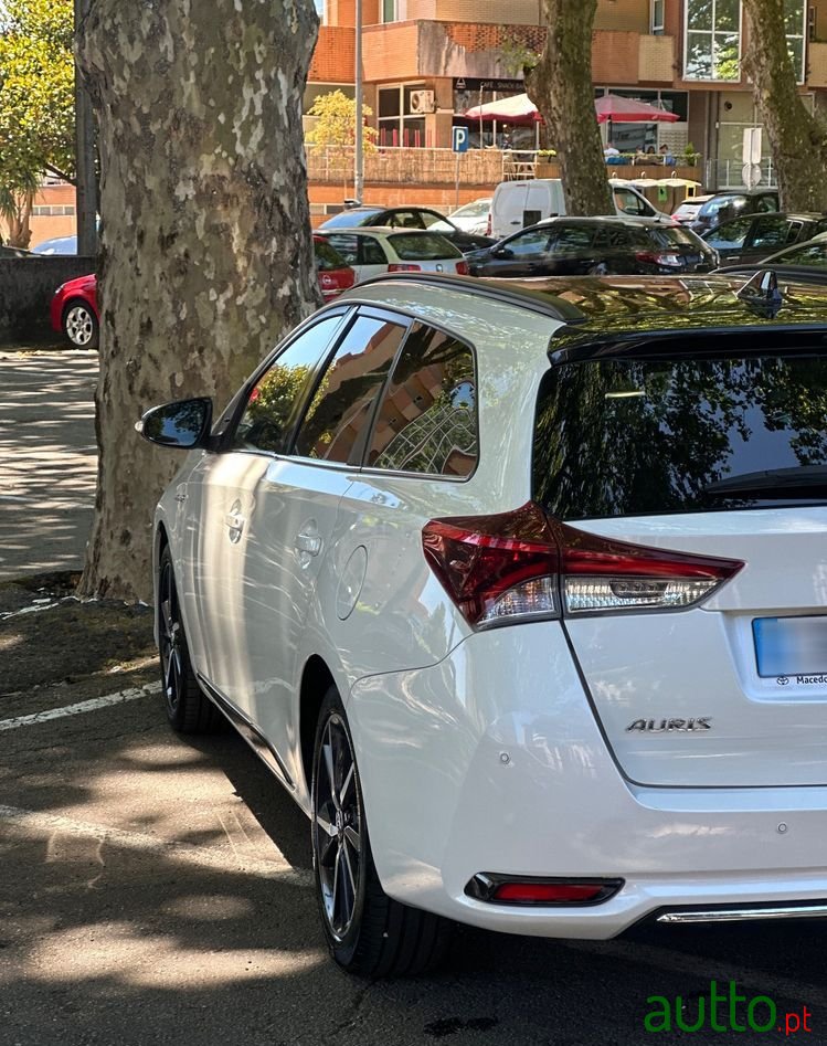 2017' Toyota Auris Touring Sports photo #3