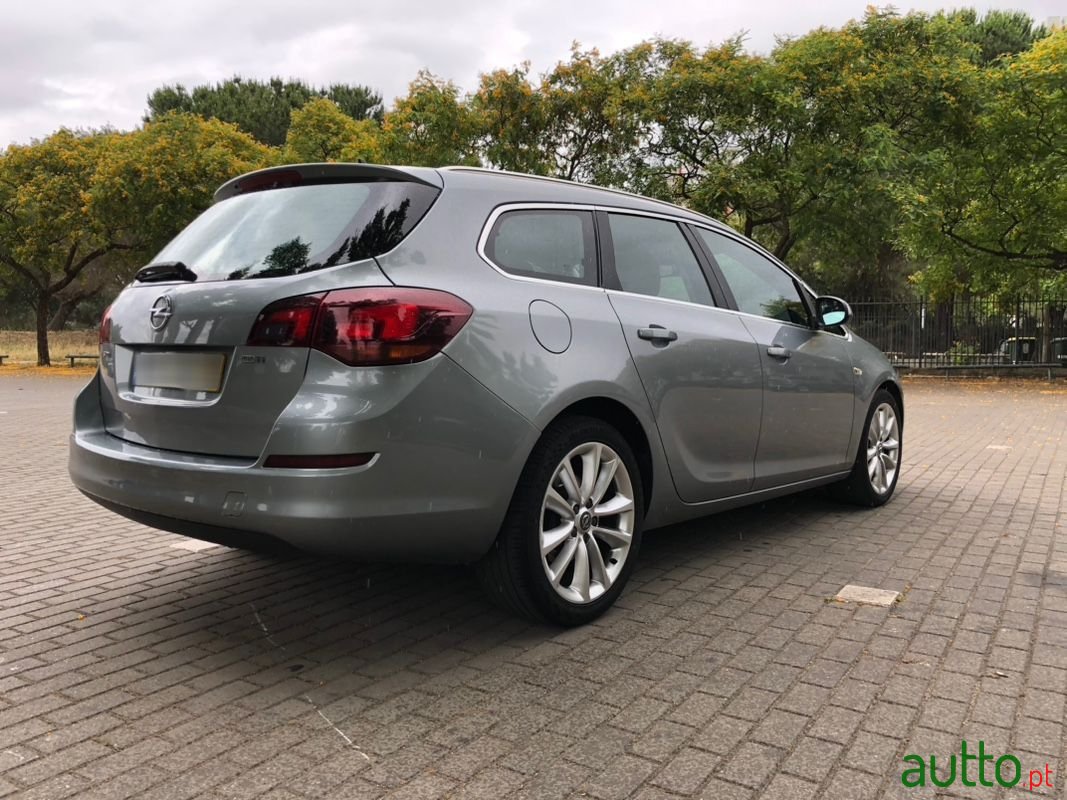 2011' Opel Astra Sports Tourer photo #4
