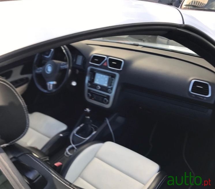 2011' Volkswagen Eos photo #6