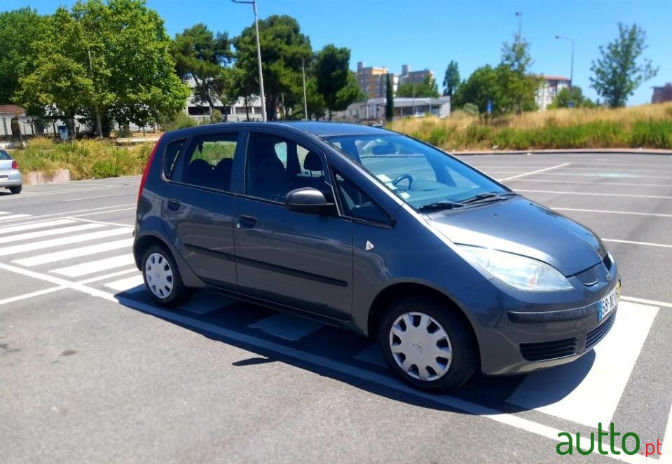 2004' Mitsubishi Colt photo #4