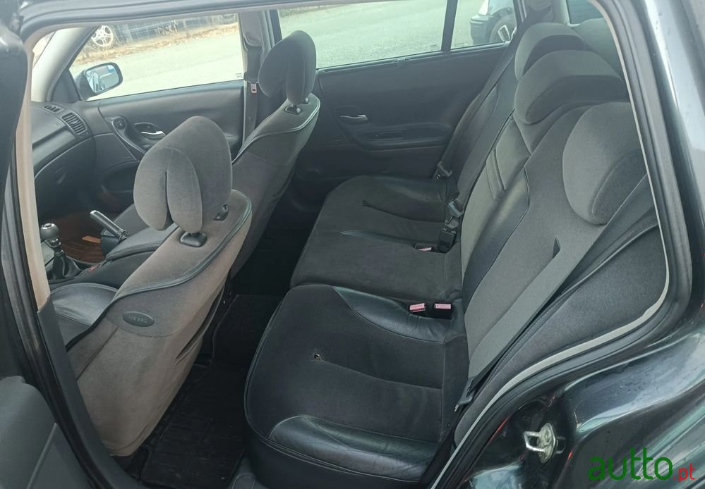 2005' Renault Laguna Break photo #6