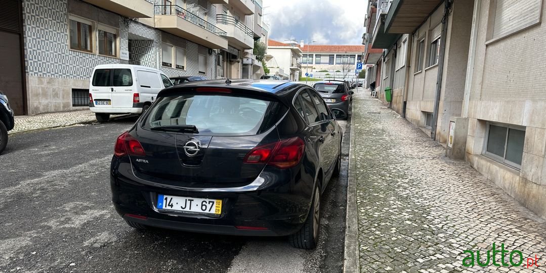 2010' Opel Astra photo #4