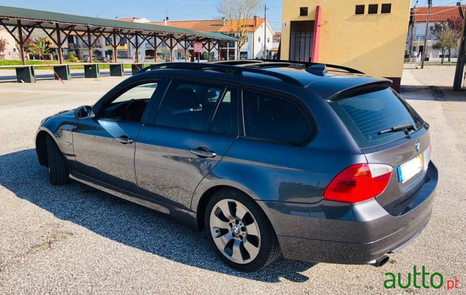 2008' BMW 320 photo #1