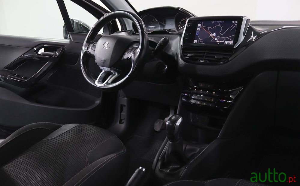 2017' Peugeot 208 1.2 Puretech Active photo #6