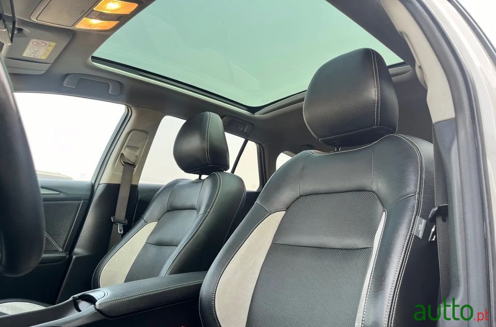 2016' Toyota Avensis Touring Sports photo #6