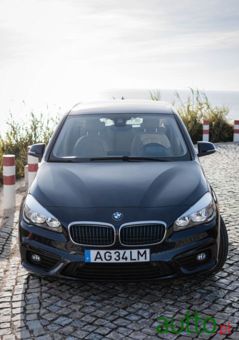 2017' BMW 225Xe Active Tourer photo #2