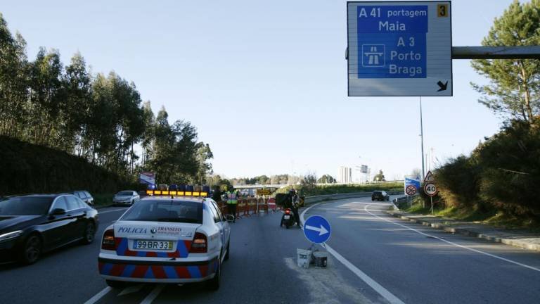 Portugal reforça corte de estradas com Espanha com vigas de betão