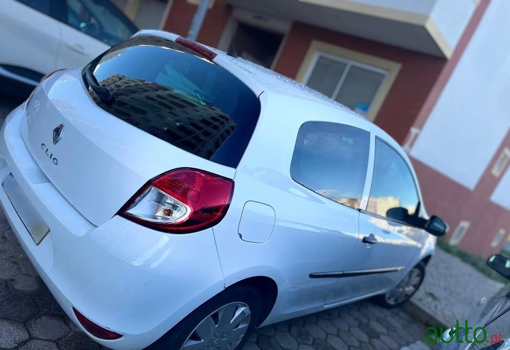 2010' Renault Clio photo #3