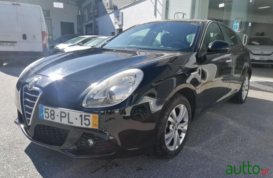 2013' Alfa Romeo Giulietta photo #2