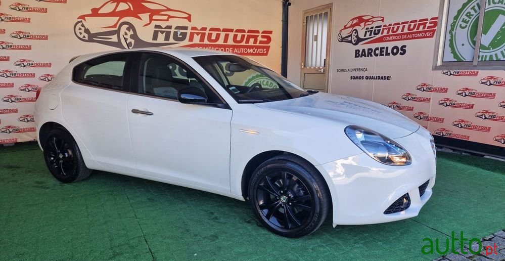 2011' Alfa Romeo Giulietta photo #2