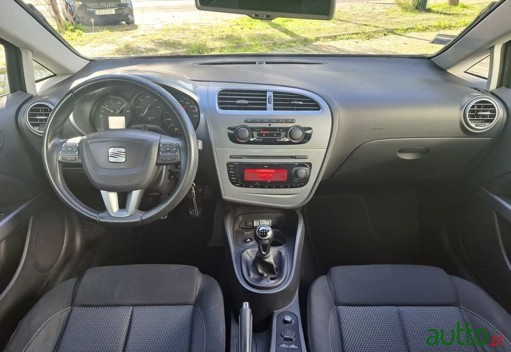 2010' SEAT Leon 1.6 Tdi Sport photo #4