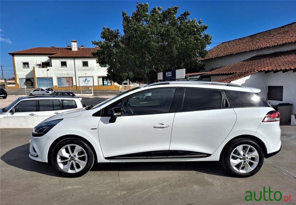 2017' Renault Clio Sport Tourer photo #3