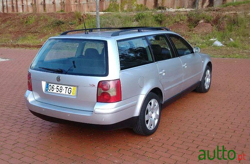 2002' Volkswagen Passat Variant photo #1