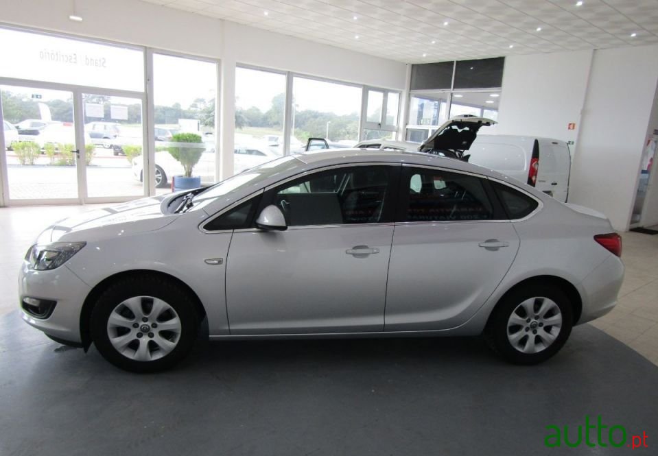 2015' Opel Astra photo #3