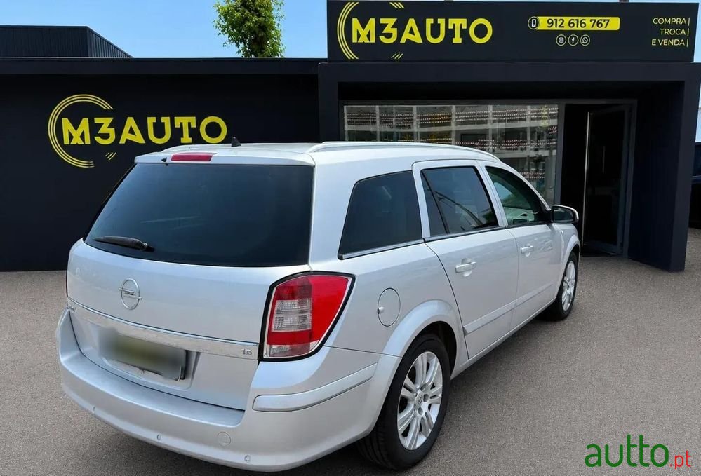 2008' Opel Astra Caravan photo #4
