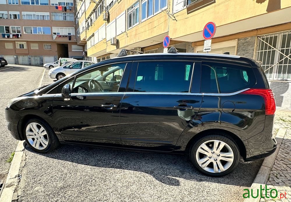 2013' Peugeot 5008 photo #5