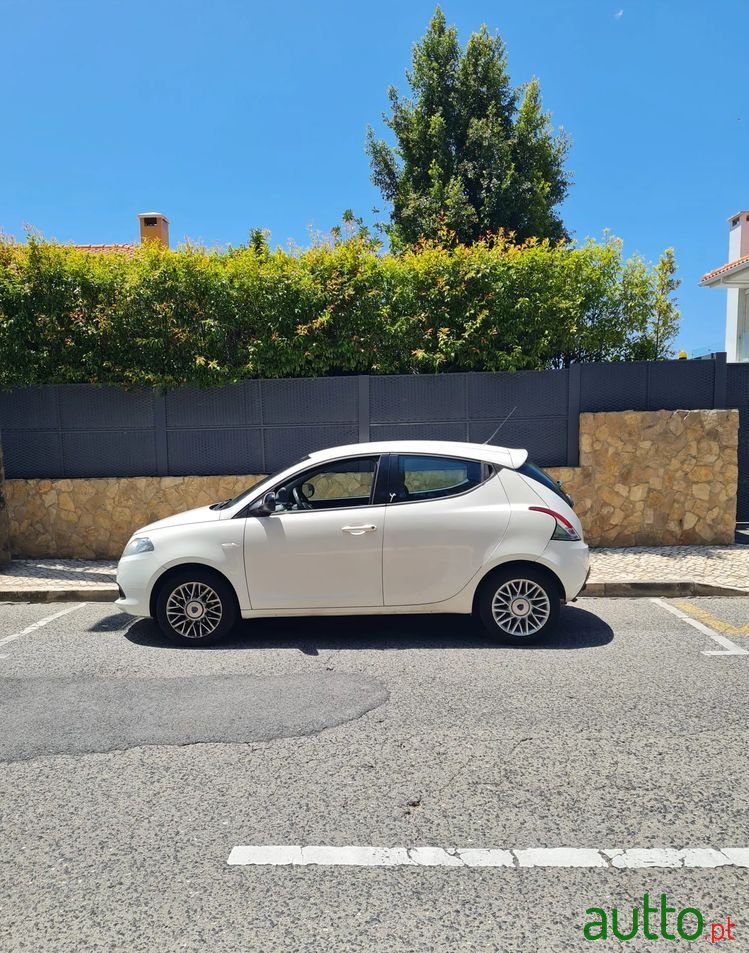 2015' Lancia Ypsilon photo #1