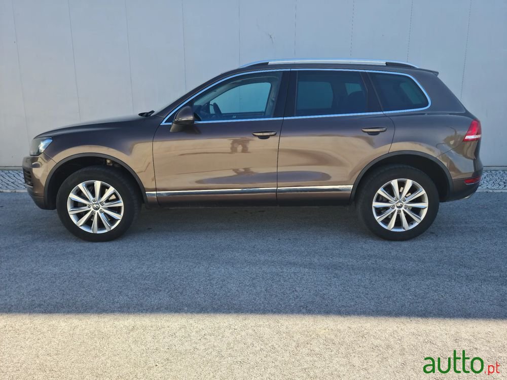 2011' Volkswagen Touareg photo #3