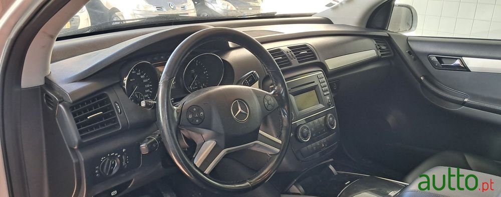 2010' Mercedes-Benz Classe R photo #4