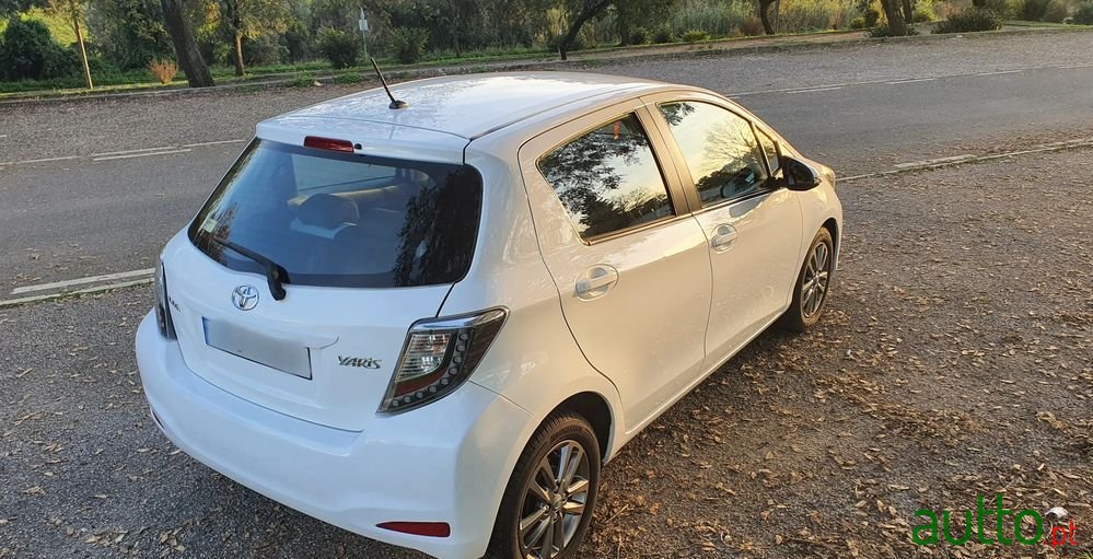 2014' Toyota Yaris photo #5