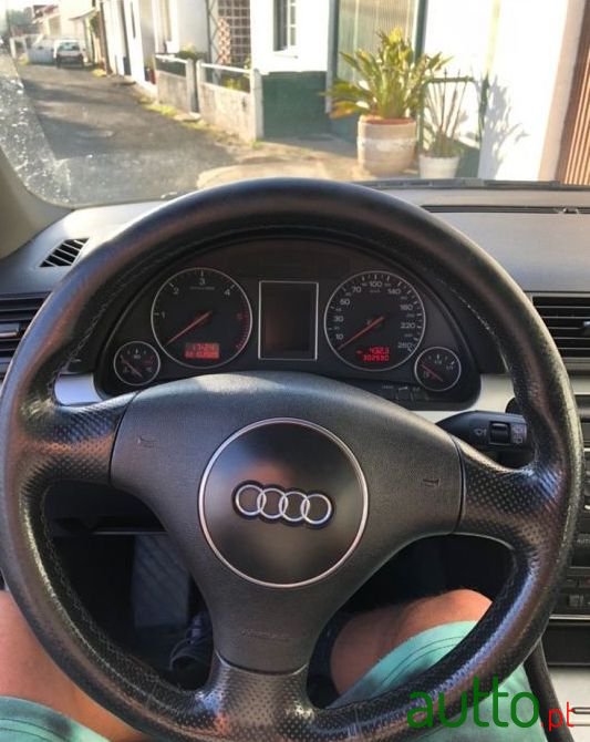 2002' Audi A4 Avant photo #2