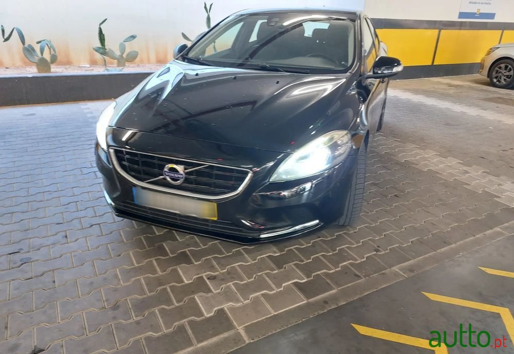 2016' Volvo V40 2.0 D2 Kinetic photo #2