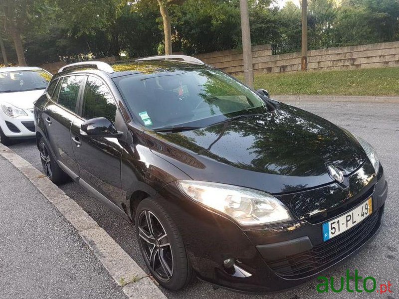 2011' Renault Megane-Sport-Tourer photo #2